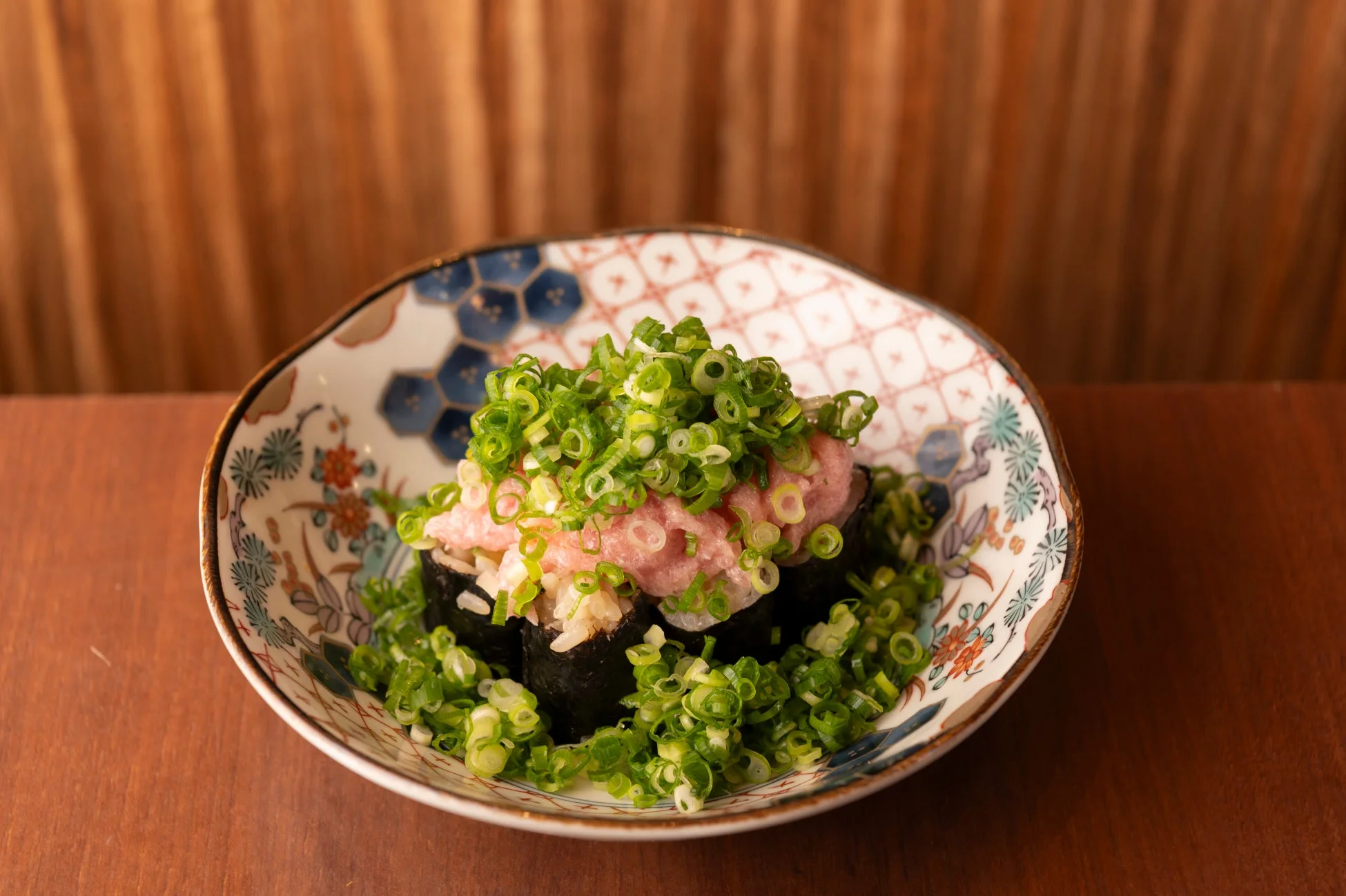 豪華な器に盛られたネギトロ巻き寿司