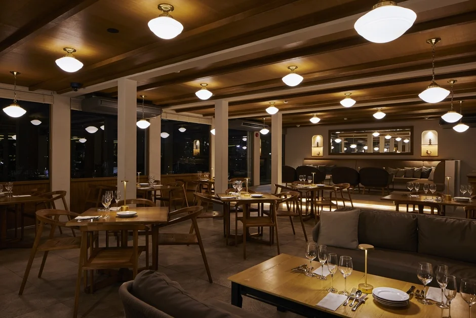 レストランCREAの店内