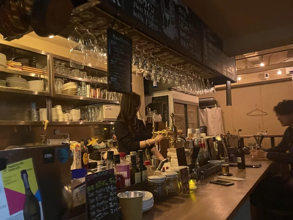 バーカウンターでドリンクを用意する様子