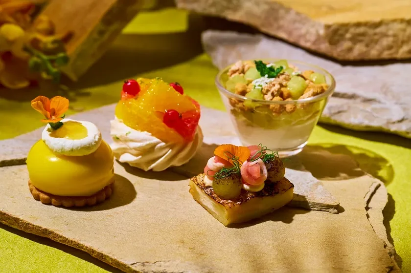 （左から）オレンジと日向夏のムース・柑橘のパヴロヴァ・メロンとアマレットのヴェリーヌ （下）ベルガモットのパンペルデュ 生ハムとメロン