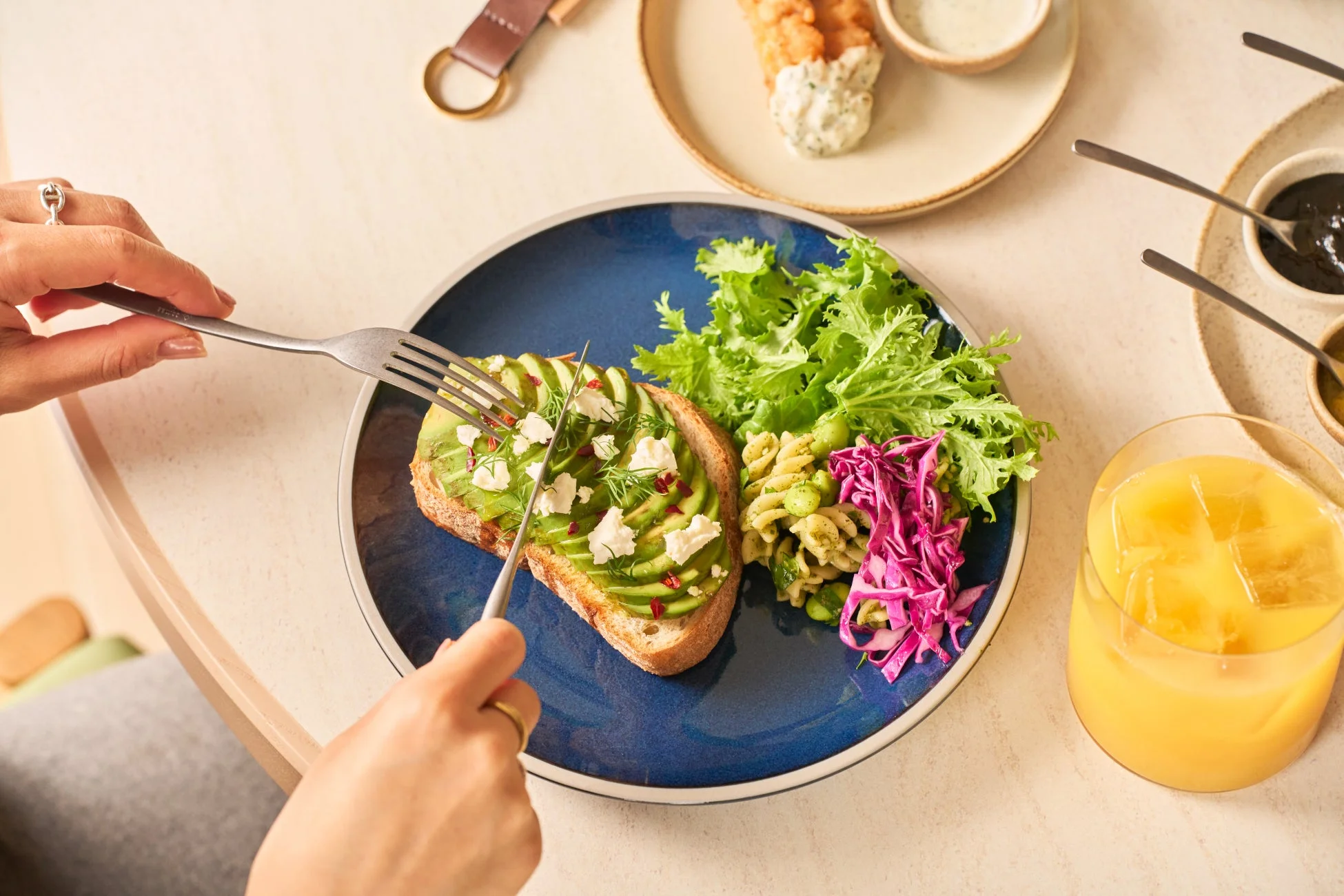 アボカドトーストとサラダ