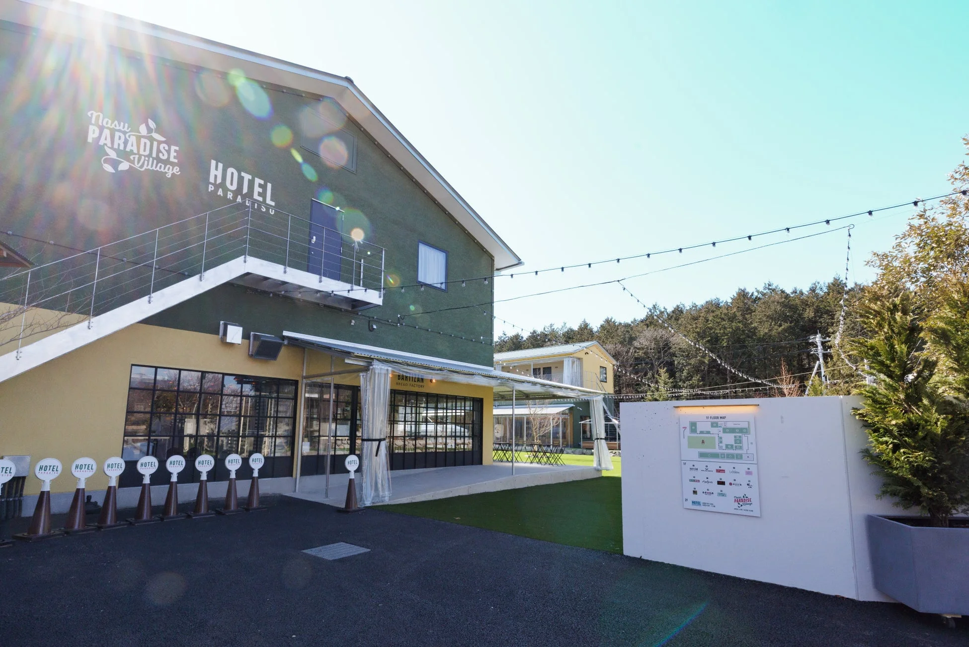 晴れた日の那須パラダイスビレッジにある「HOTEL PARAISU」の外観です。