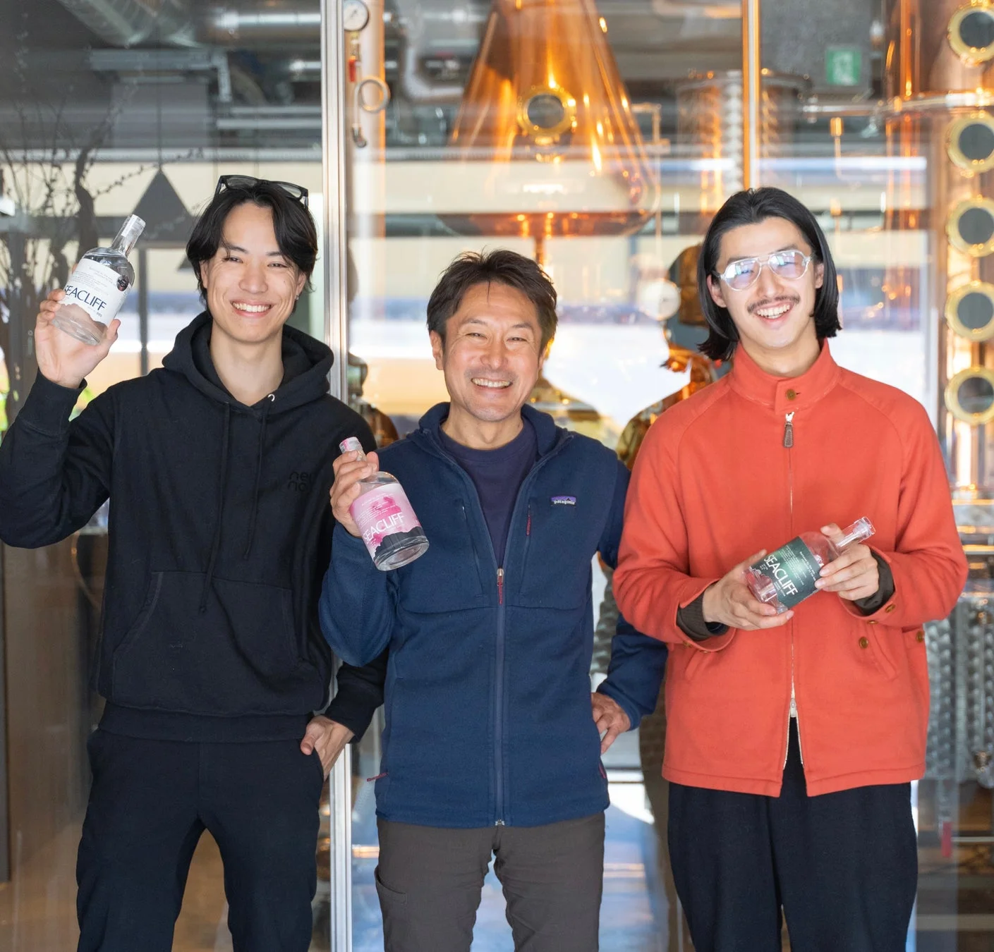 SEACLIFFのボトルを持つ男性たち