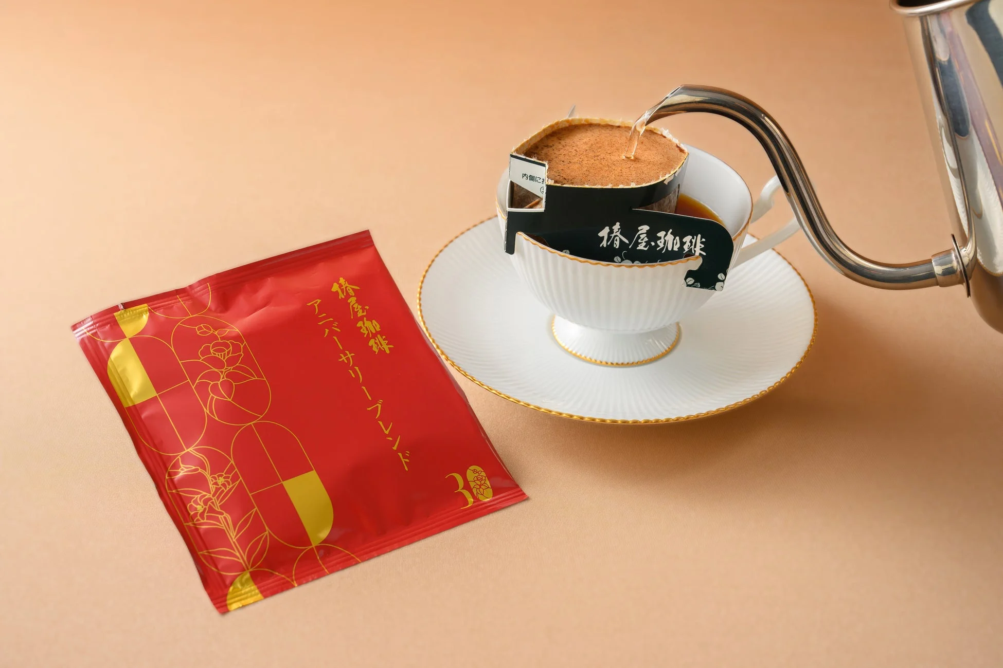 ドリップコーヒーをカップに注ぐ様子