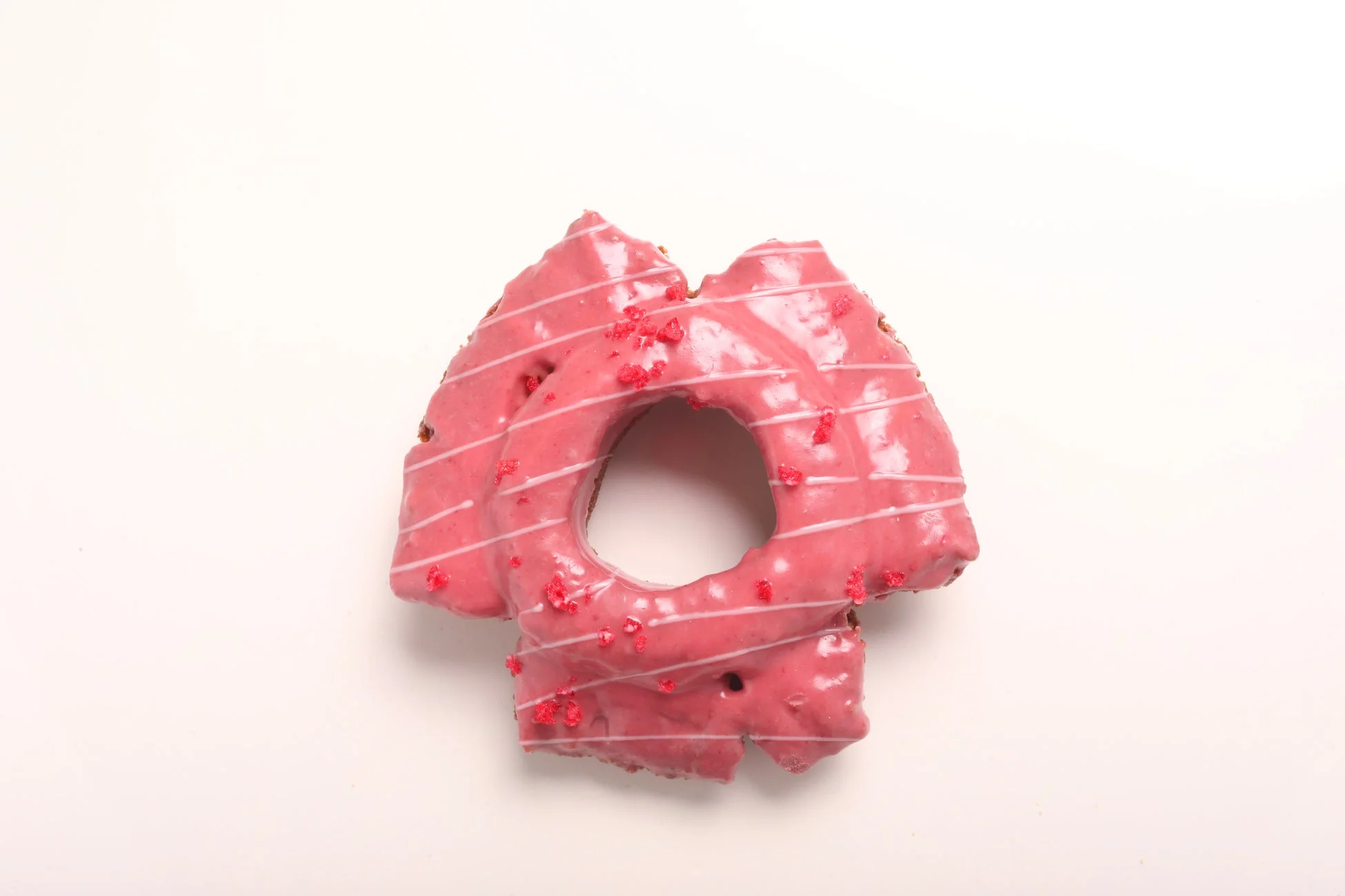 ピンクアイシングとスプリンクルのドーナツ