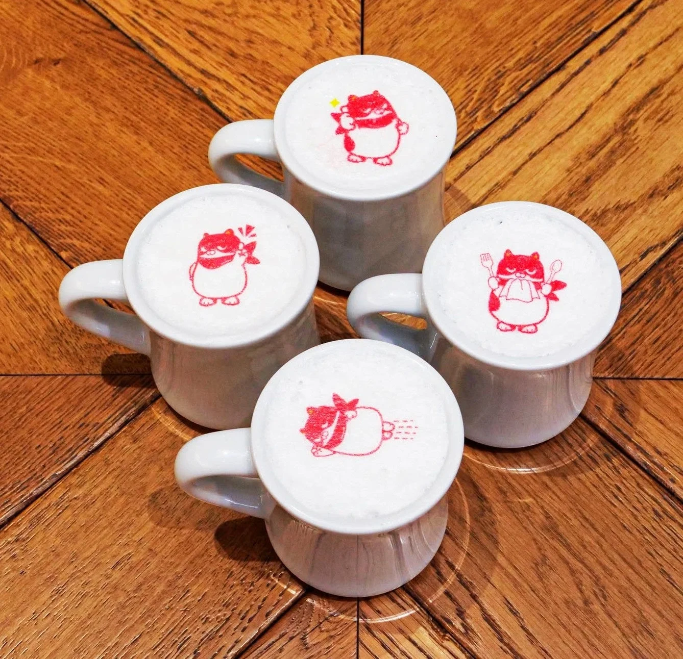 にゃんまるのラテアートが施されたドリンク