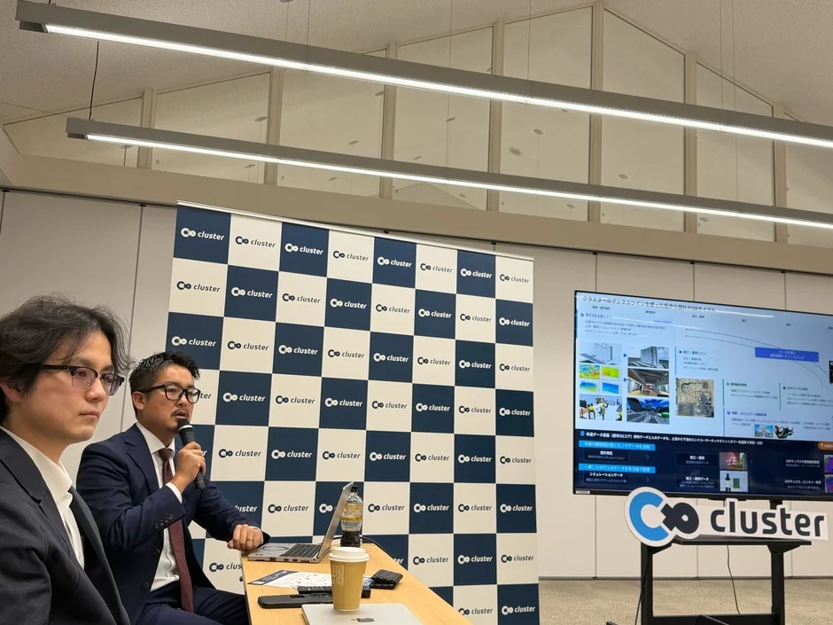 勉強会で議論する参加者たちの様子