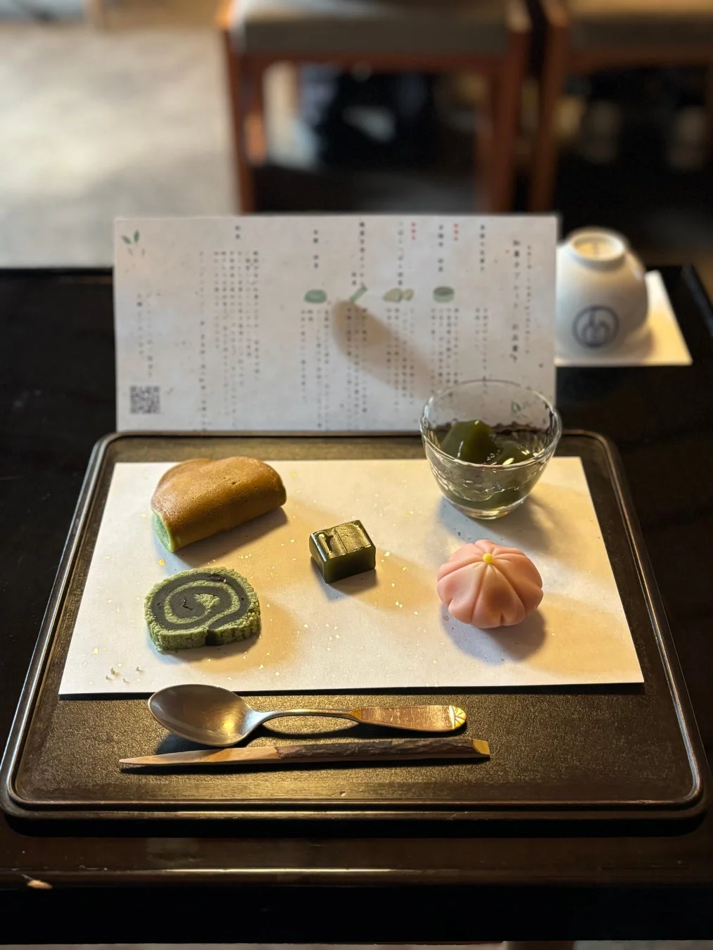 和菓子,スイーツ,デザート,お茶の時間,抹茶,カフェ,甘味,伝統的,菓子,お盆,スプーン,メニュー