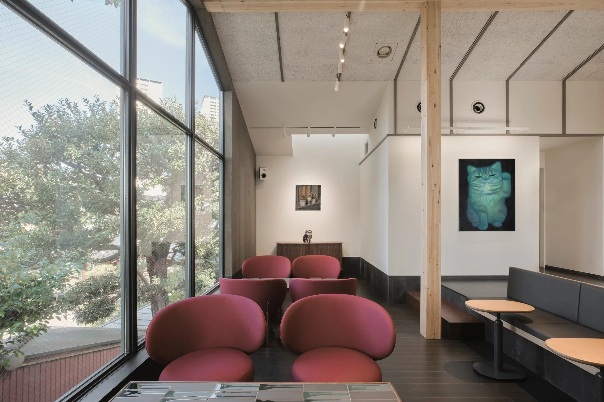 窓から緑が見えるカフェの店内