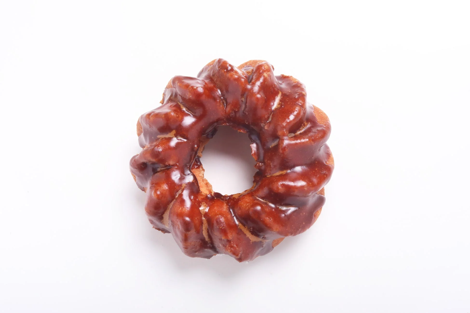 グレーズがかかったねじれた形状のドーナツ