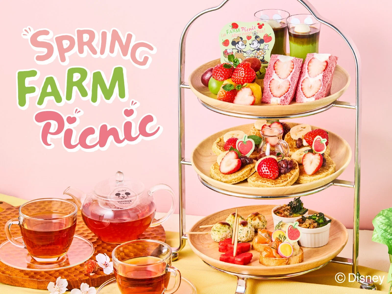 「SPRING FARM Picnic」をテーマにした、いちごやパンケーキがメインの可愛らしいアフタヌーンティーセットです。ミッキーとミニーのデザインもあしらわれ、春の訪れを感じさせる彩り豊かなスイーツと軽食が三段スタンドに並んでいます。