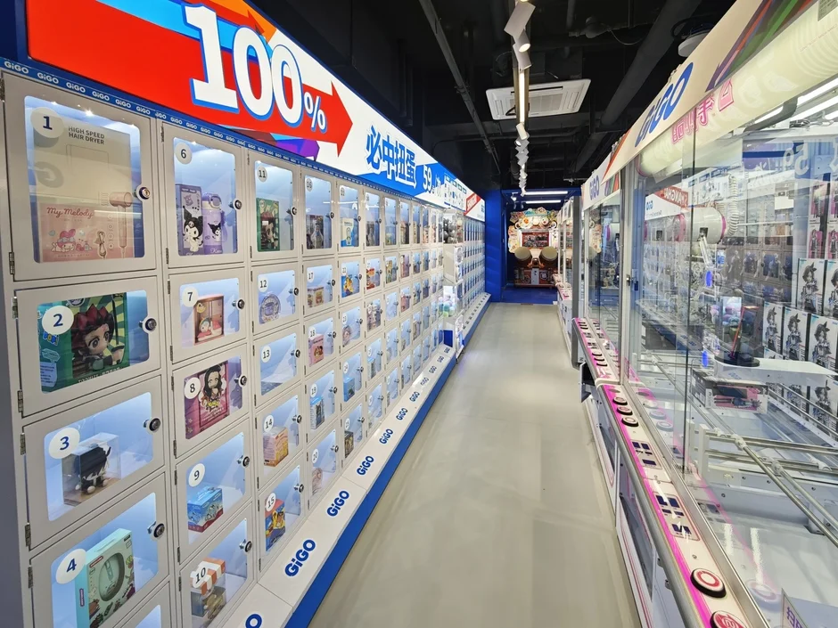 ギーゴのアミューズメント施設内で景品が並ぶ通路