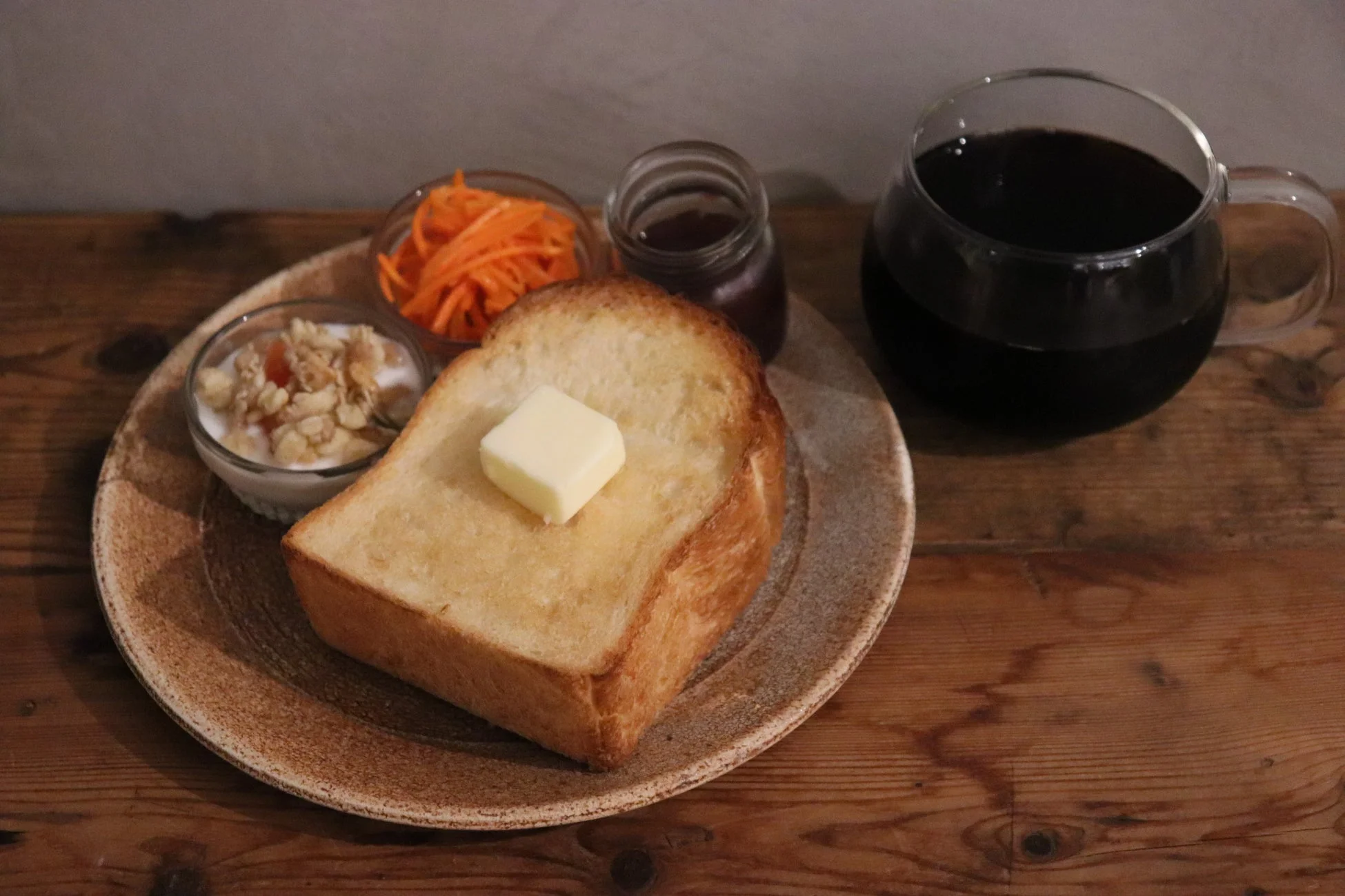 トーストとサラダ、ヨーグルト