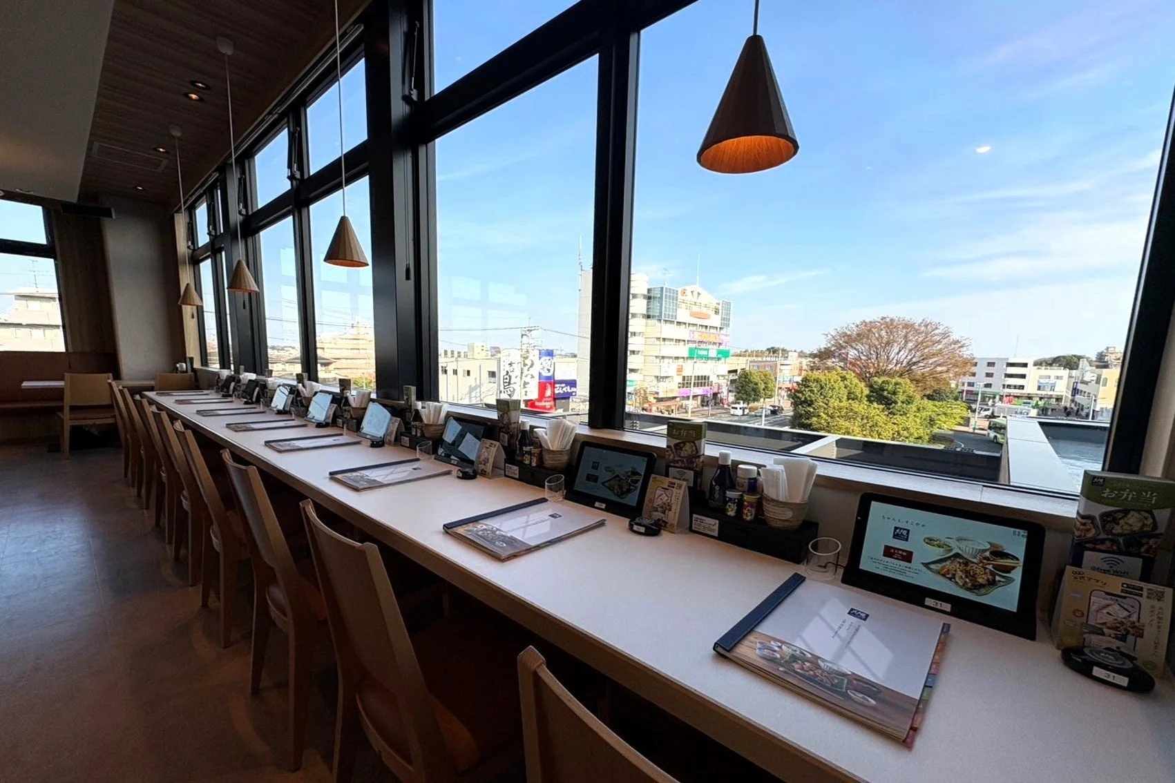 窓から街並みを一望できるカウンター席