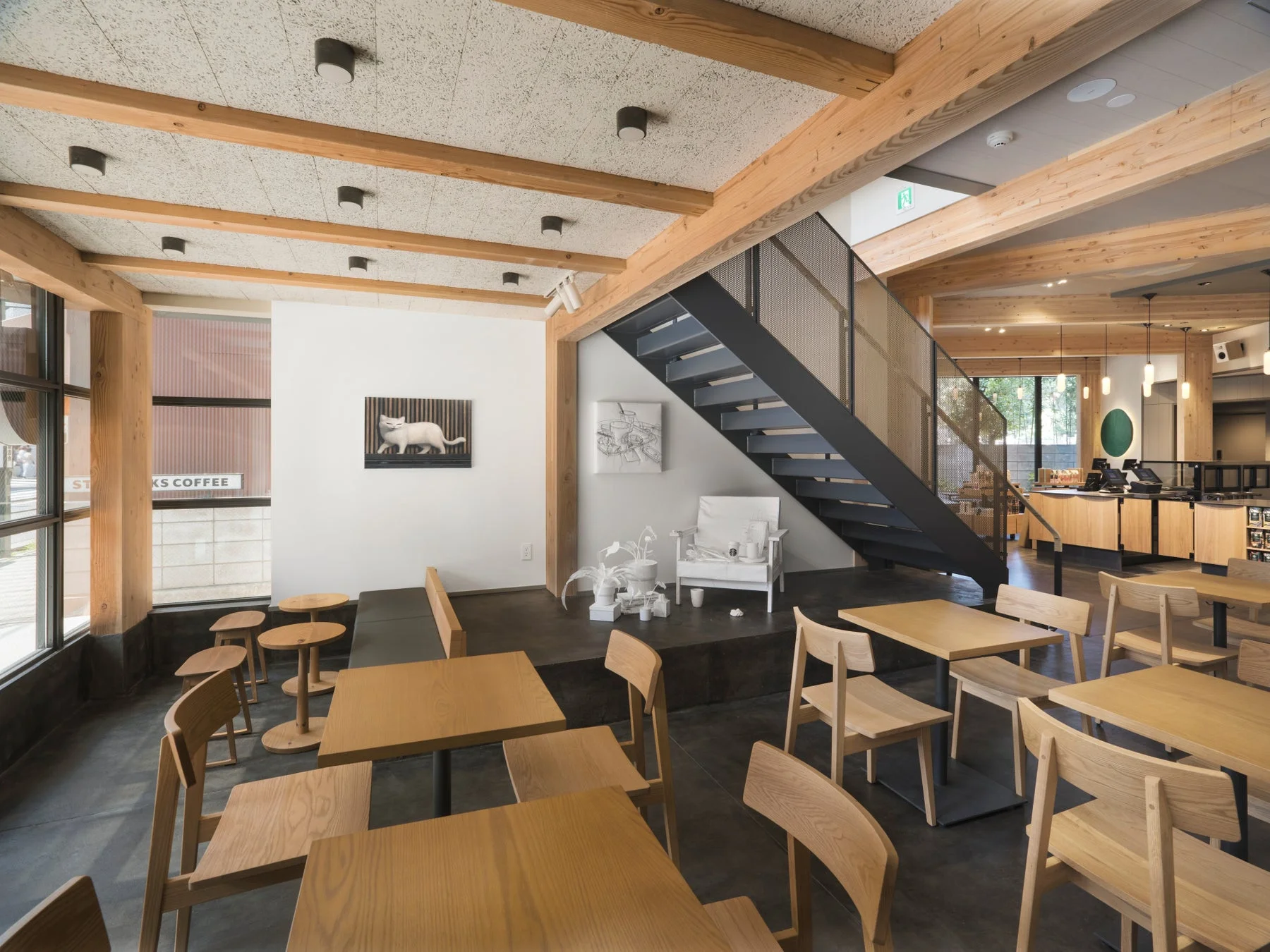 木製の梁と階段が特徴的なカフェ
