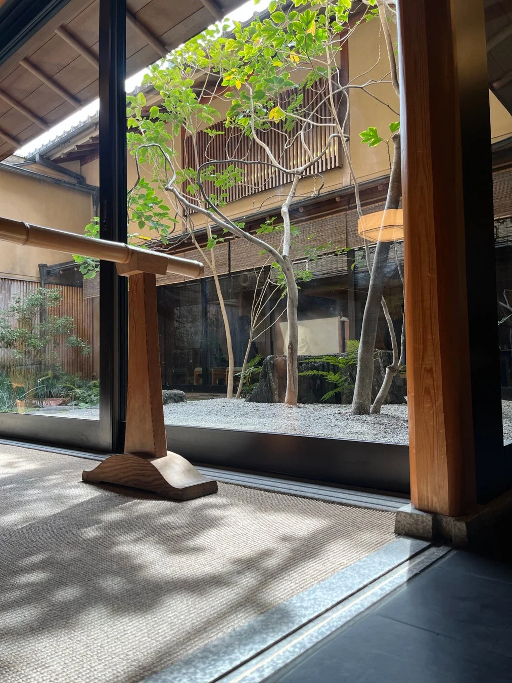 日本庭園, 坪庭, 和風建築, 緑, 樹木, 砂利, 縁側, 静けさ, 光と影, 室内からの眺め, 自然