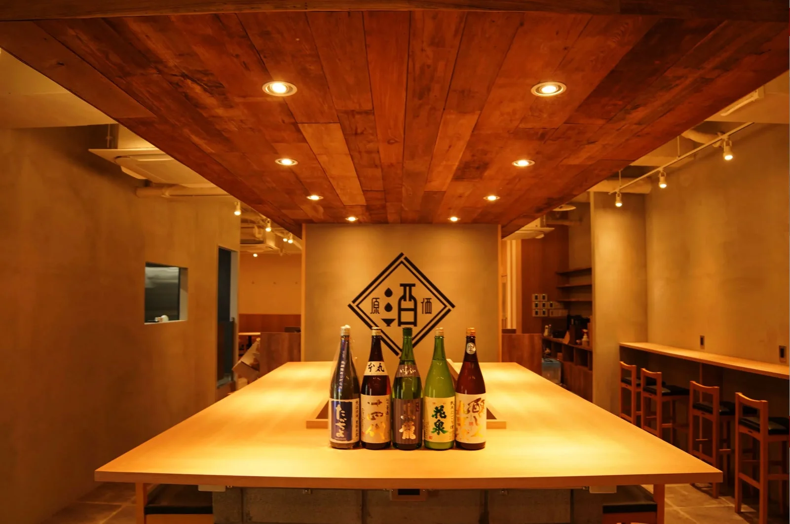 日本酒のボトルが並ぶモダンな店内