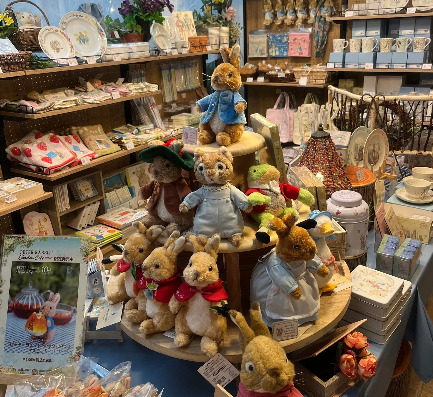 ピーターラビット™ガーデンカフェ店内のグッズ販売の様子