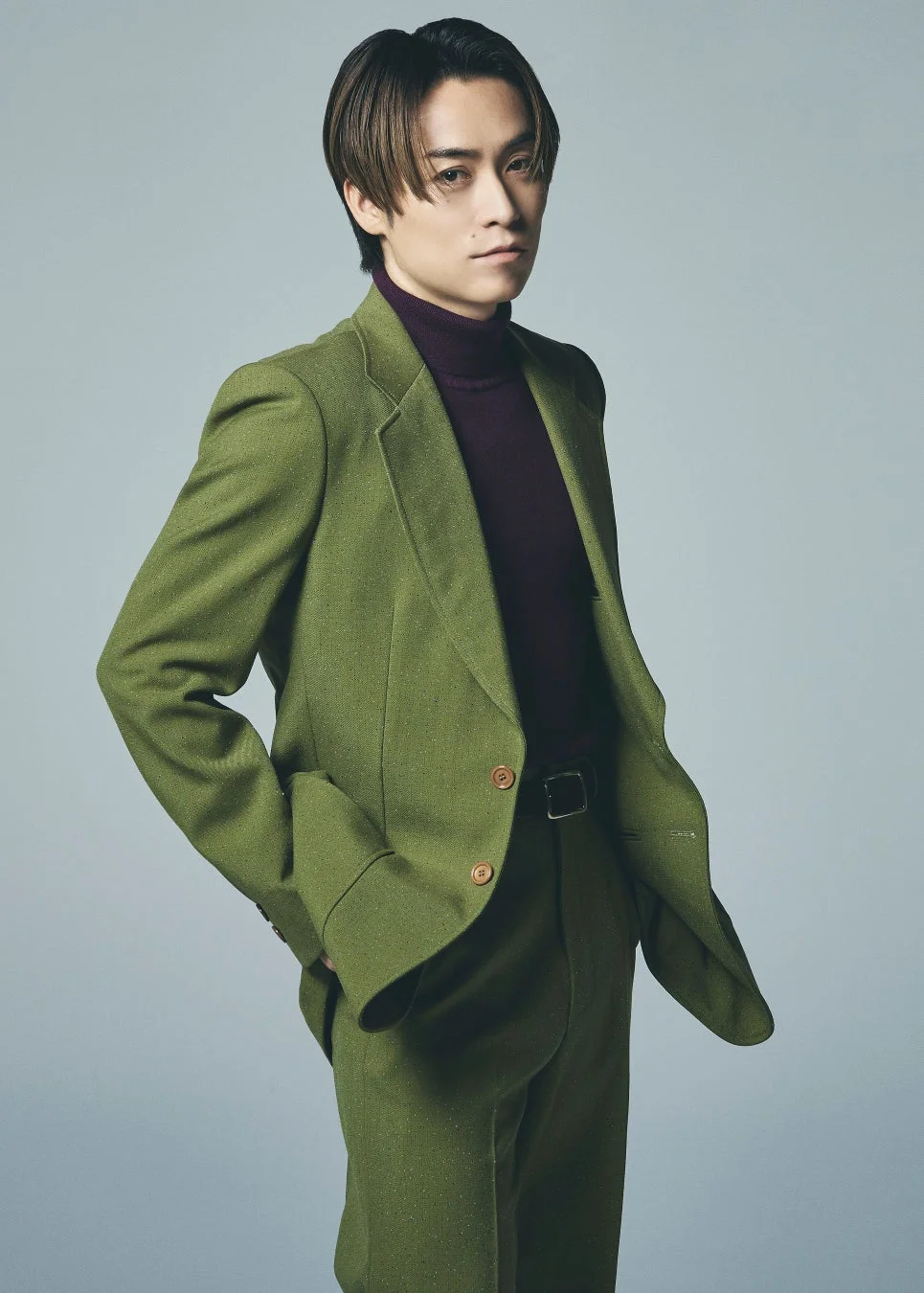 男性、ファッション、スーツ、タートルネック、緑、紫、ポートレート、モデル、若者、芸能人