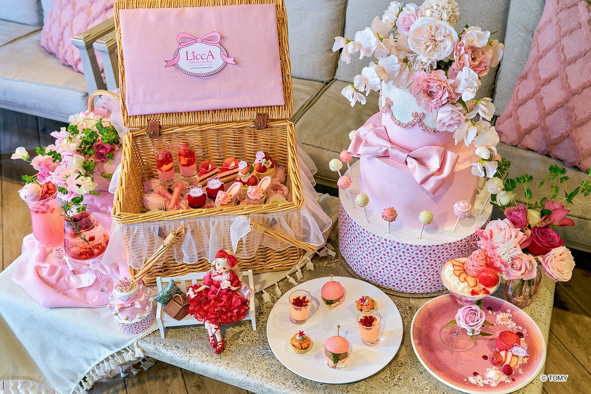 テラス席のピクニックバスケットとスイーツ