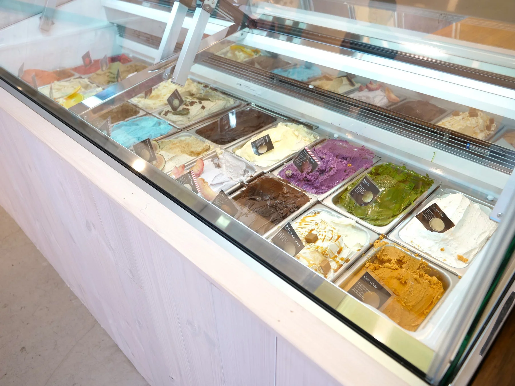 色とりどりのジェラートが並ぶショーケース