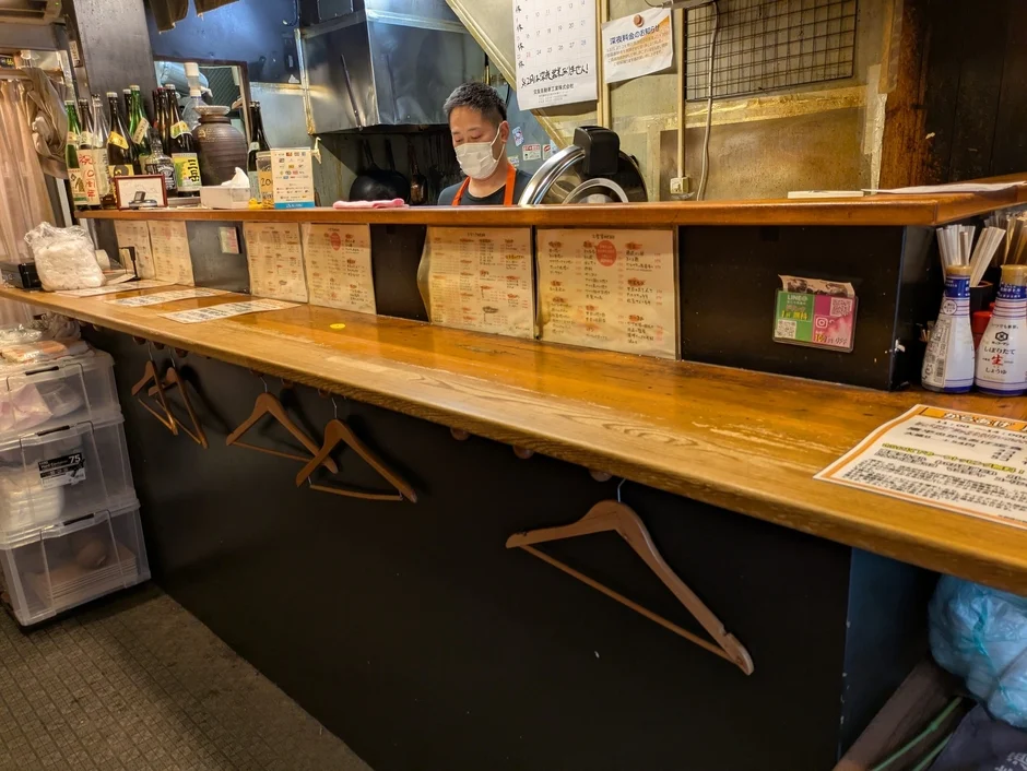 カウンター、メニュー、QRコード決済