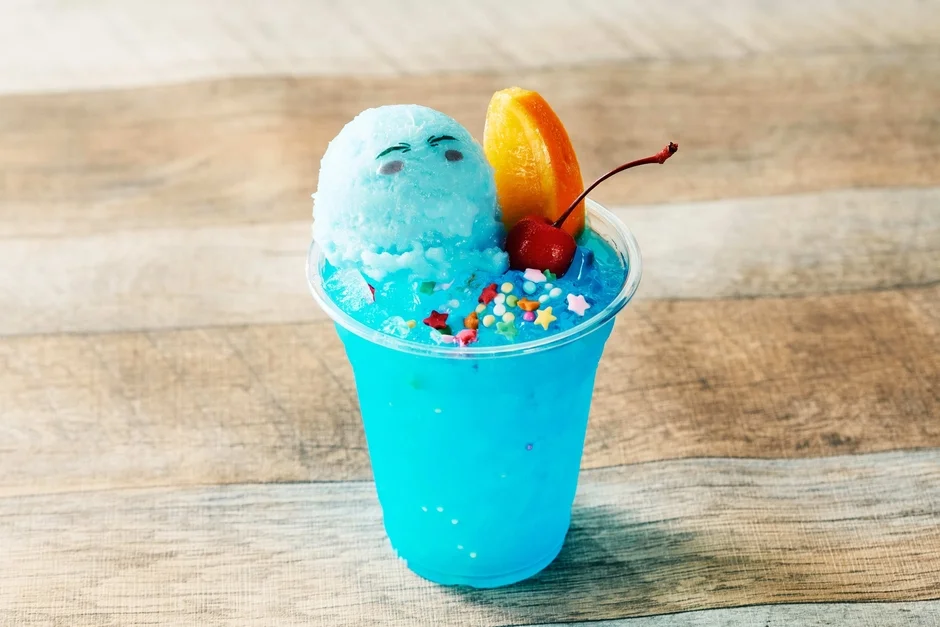 水色のキャラクターアイスが乗った爽やかなデザートドリンク