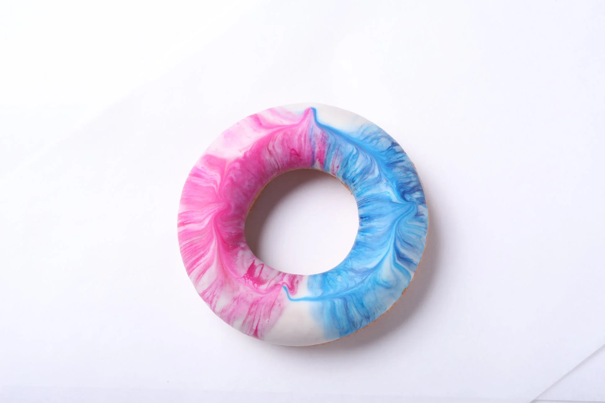 ピンクとブルーのマーブル模様ドーナツ