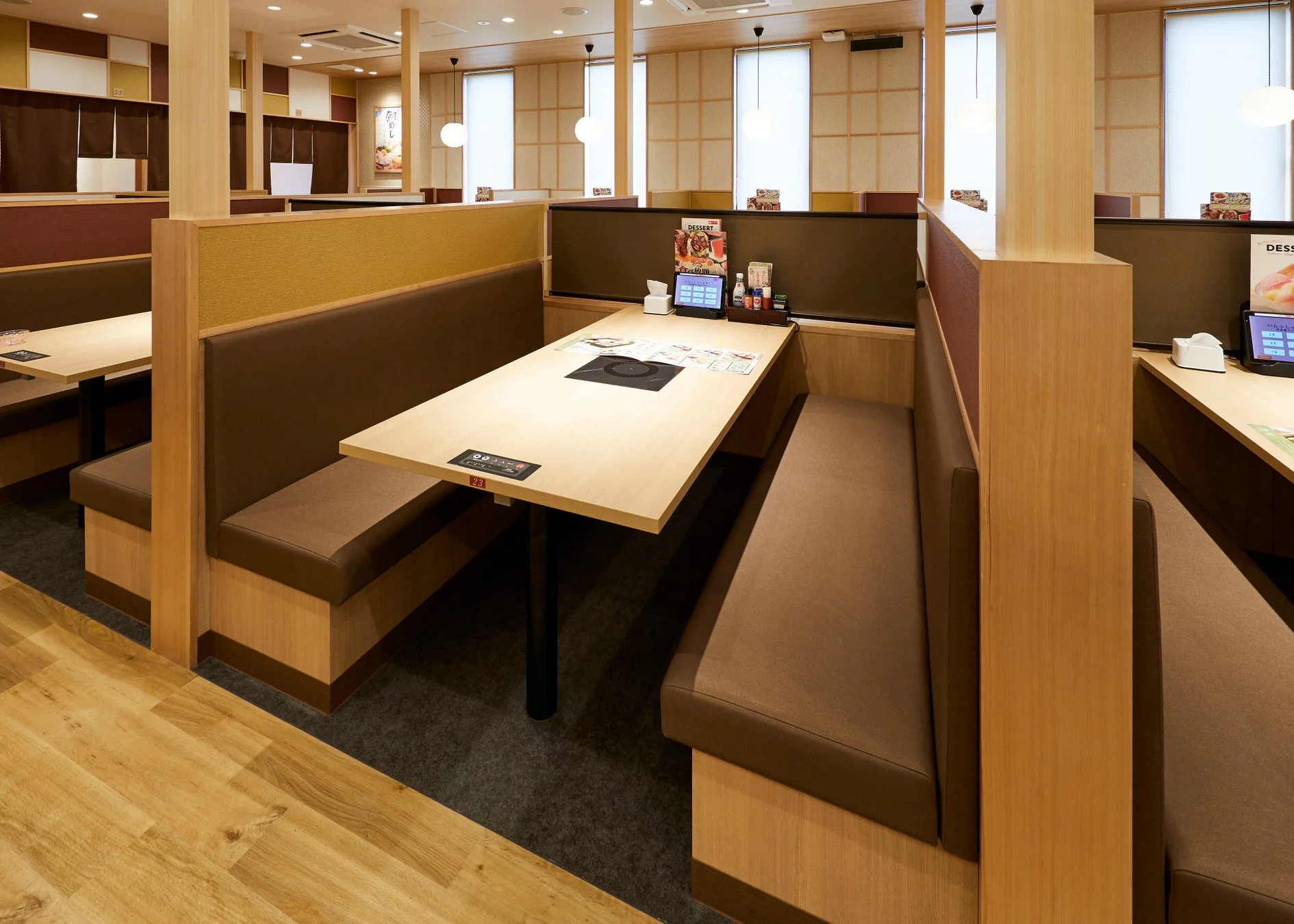 広々としたテーブル席