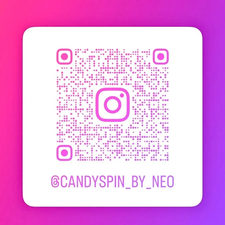 ピンク色のInstagram QRコードが白地に表示されており、その下にはアカウント名「@CANDYSPIN_BY_NEO」が記載されています。背景はピンクとパープルの鮮やかなグラデーションです。