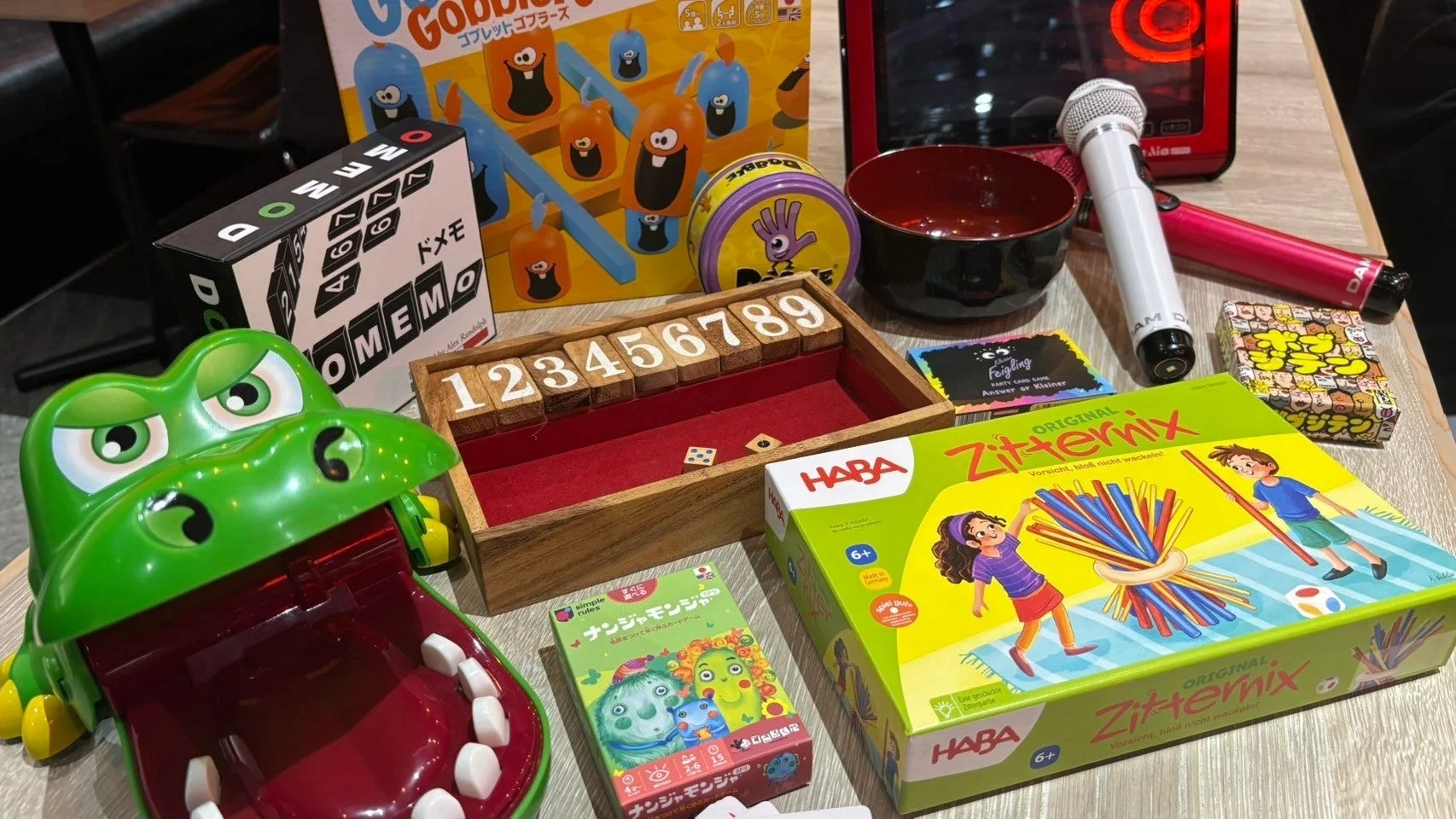 複数のボードゲームとワニのおもちゃ