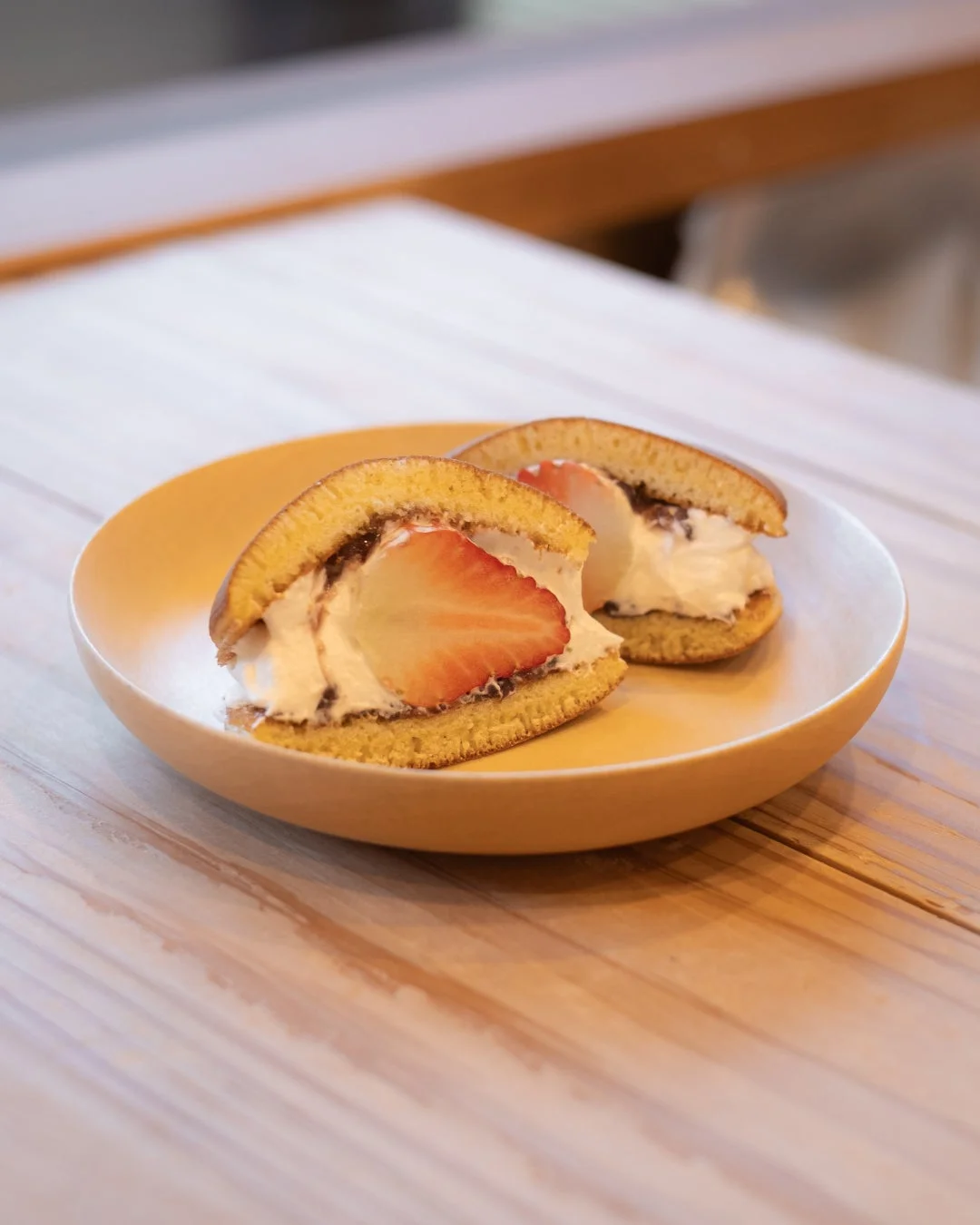 ホイップクリームと餡子、いちごが挟まれたどら焼き