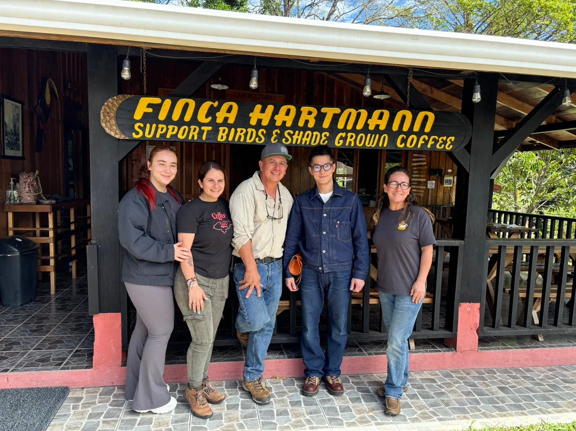 フィンカ・ハートマン農園の看板と人々