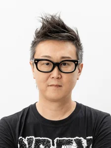 個性的な髪型と眼鏡の男性のポートレート