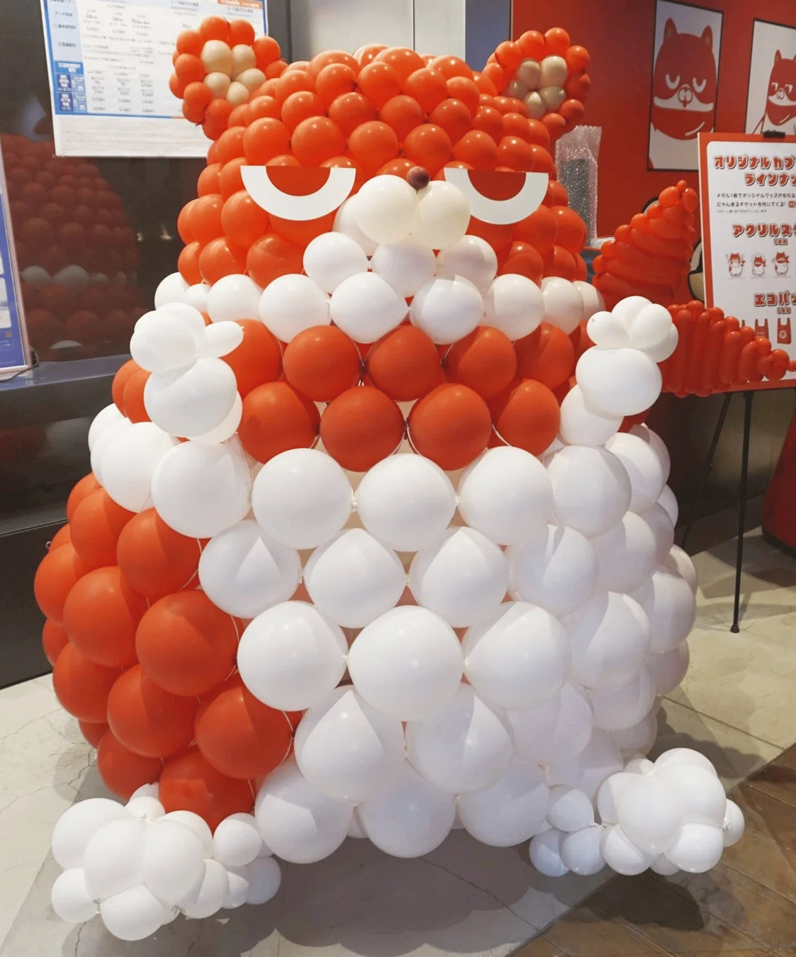 巨大なバルーンアートのにゃんまる
