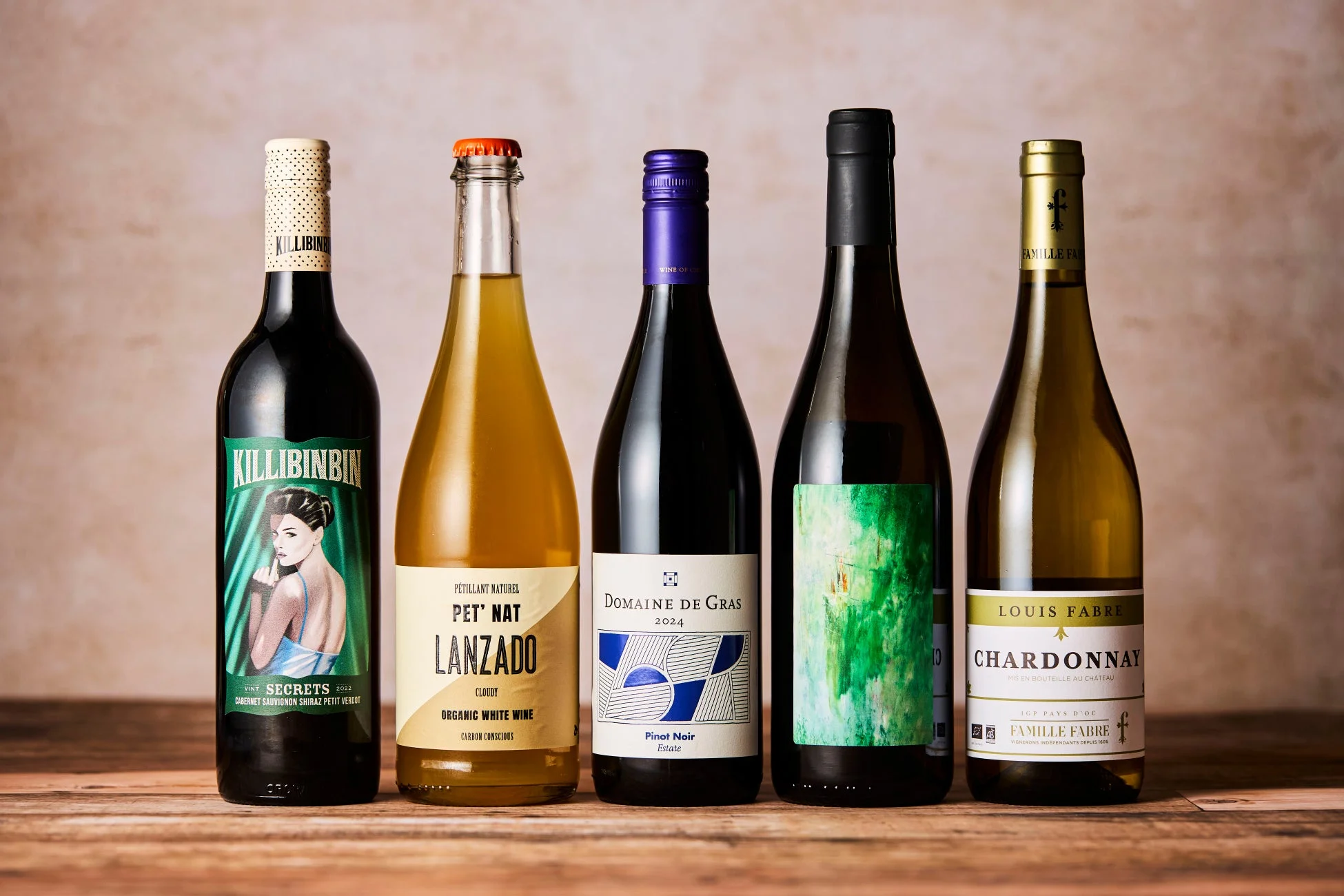 様々な種類のワインボトル