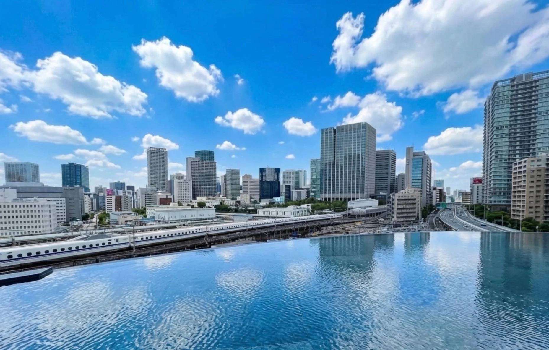 水盤と新幹線、昼景