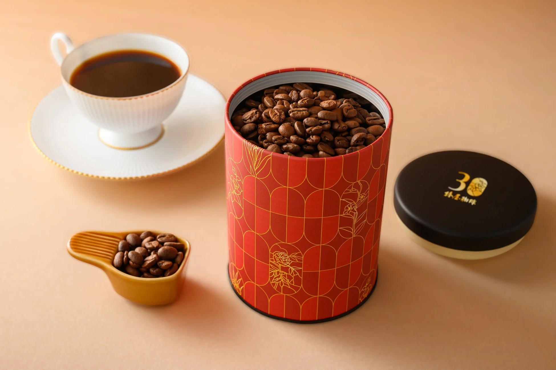 コーヒー豆と赤いデザインの缶