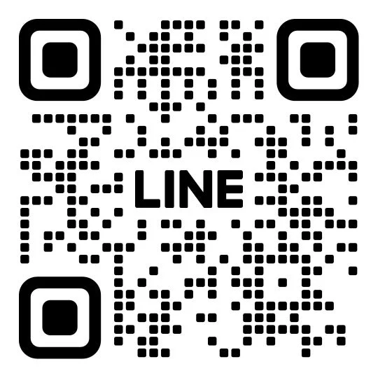 LINEの公式アカウントや友だち追加に利用できるQRコードです。中央に「LINE」の文字が配置されています。