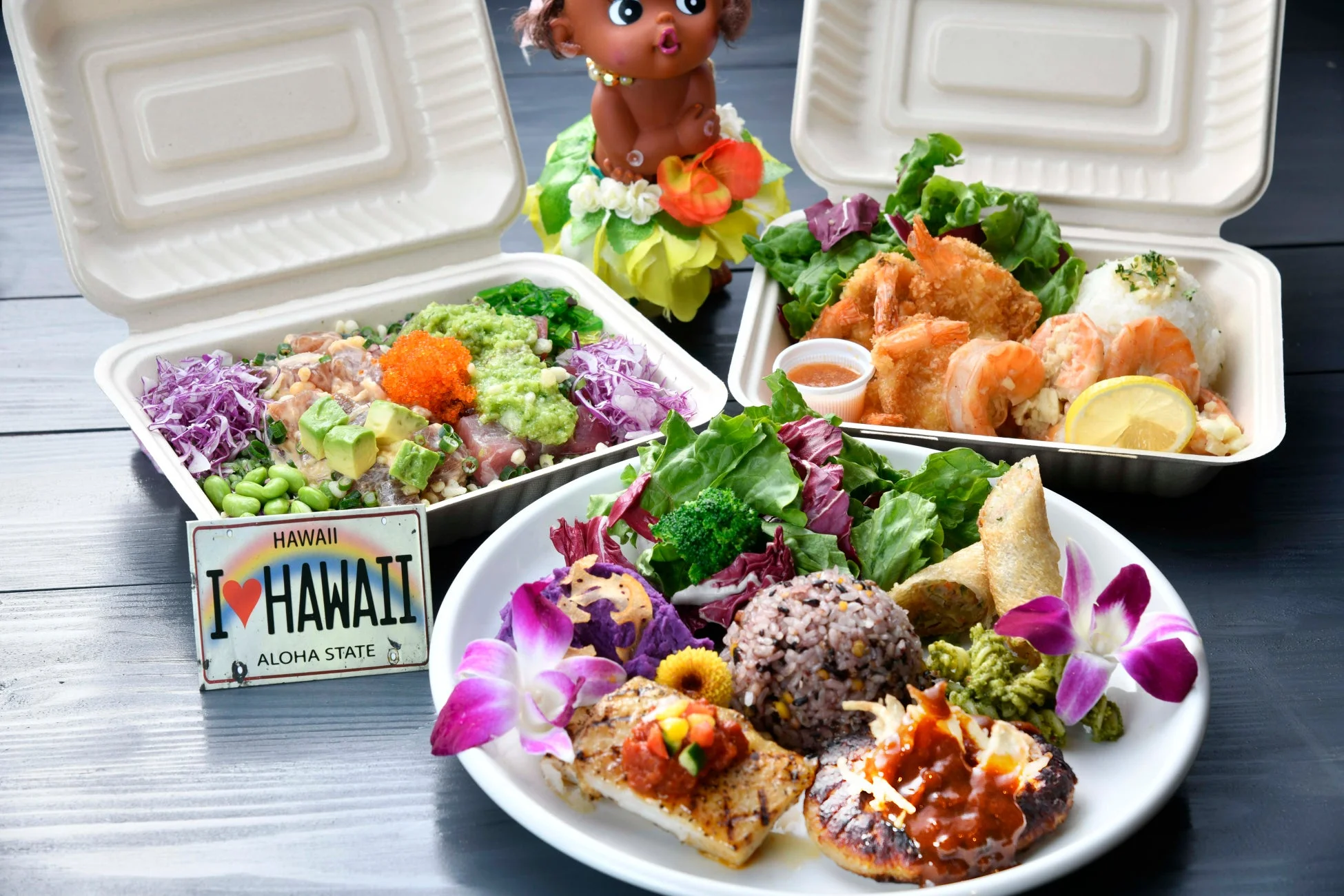 ハワイ料理の豪華な盛り合わせ