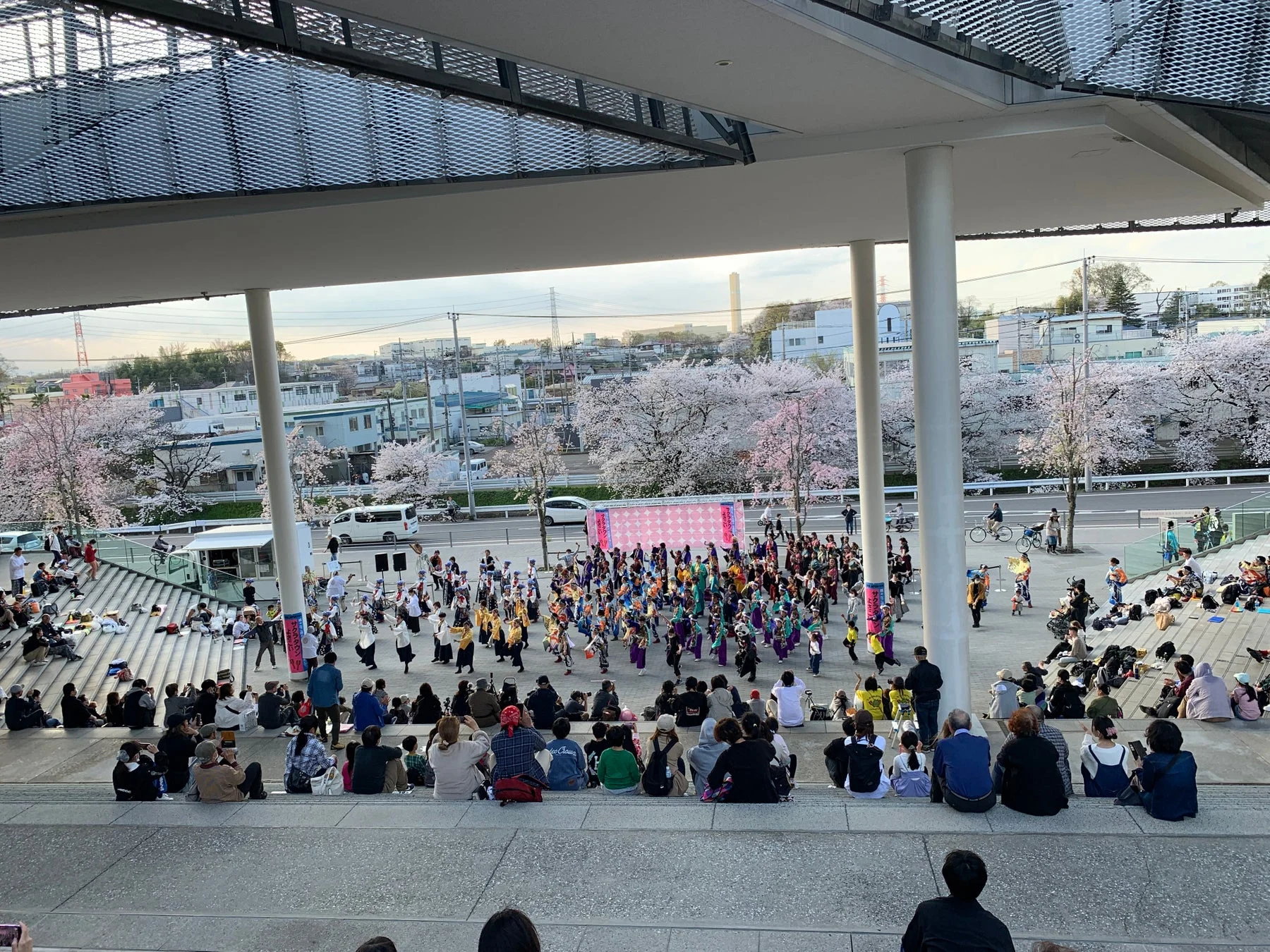 桜を背景にしたダンスパフォーマンス