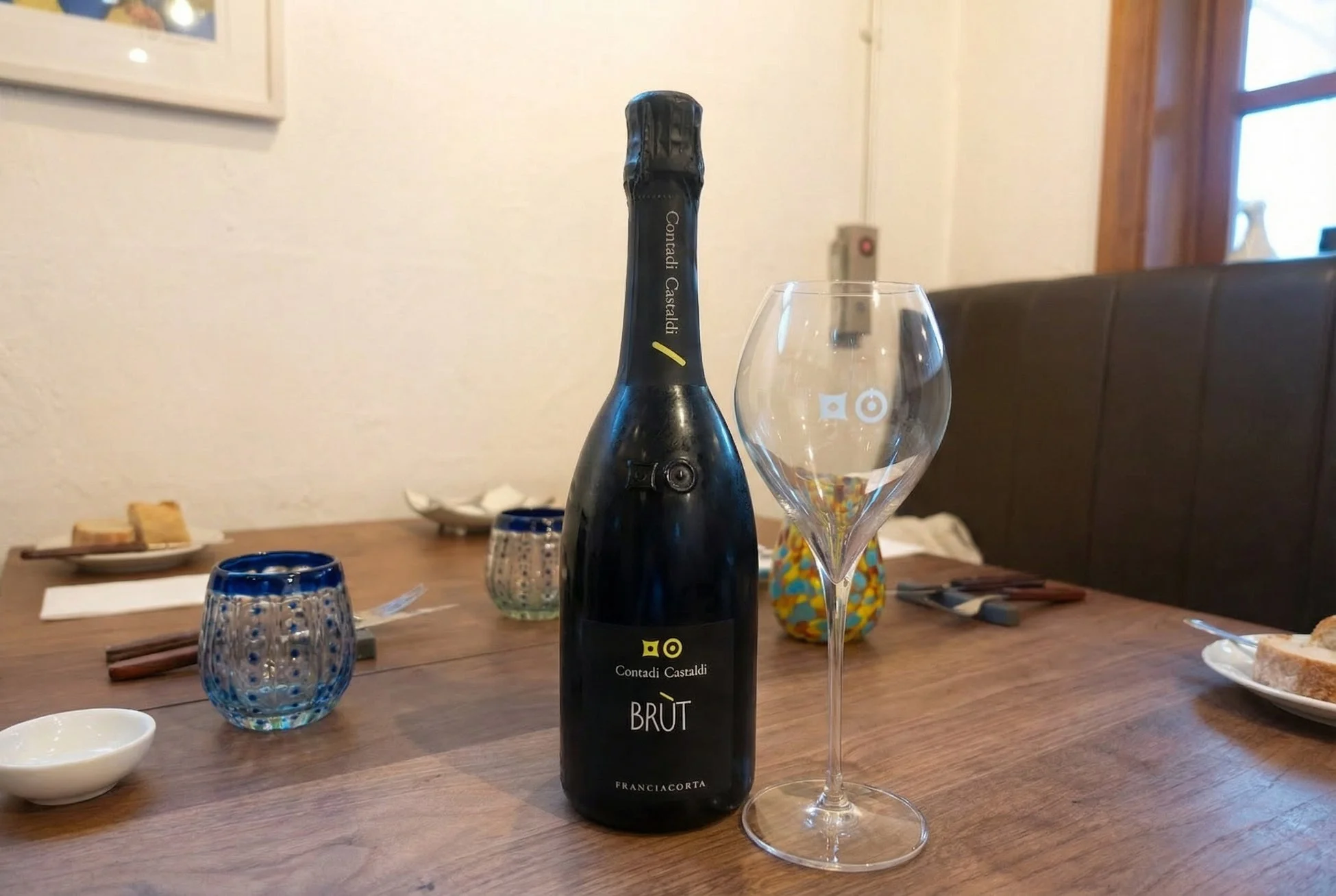 ワインボトルとグラス