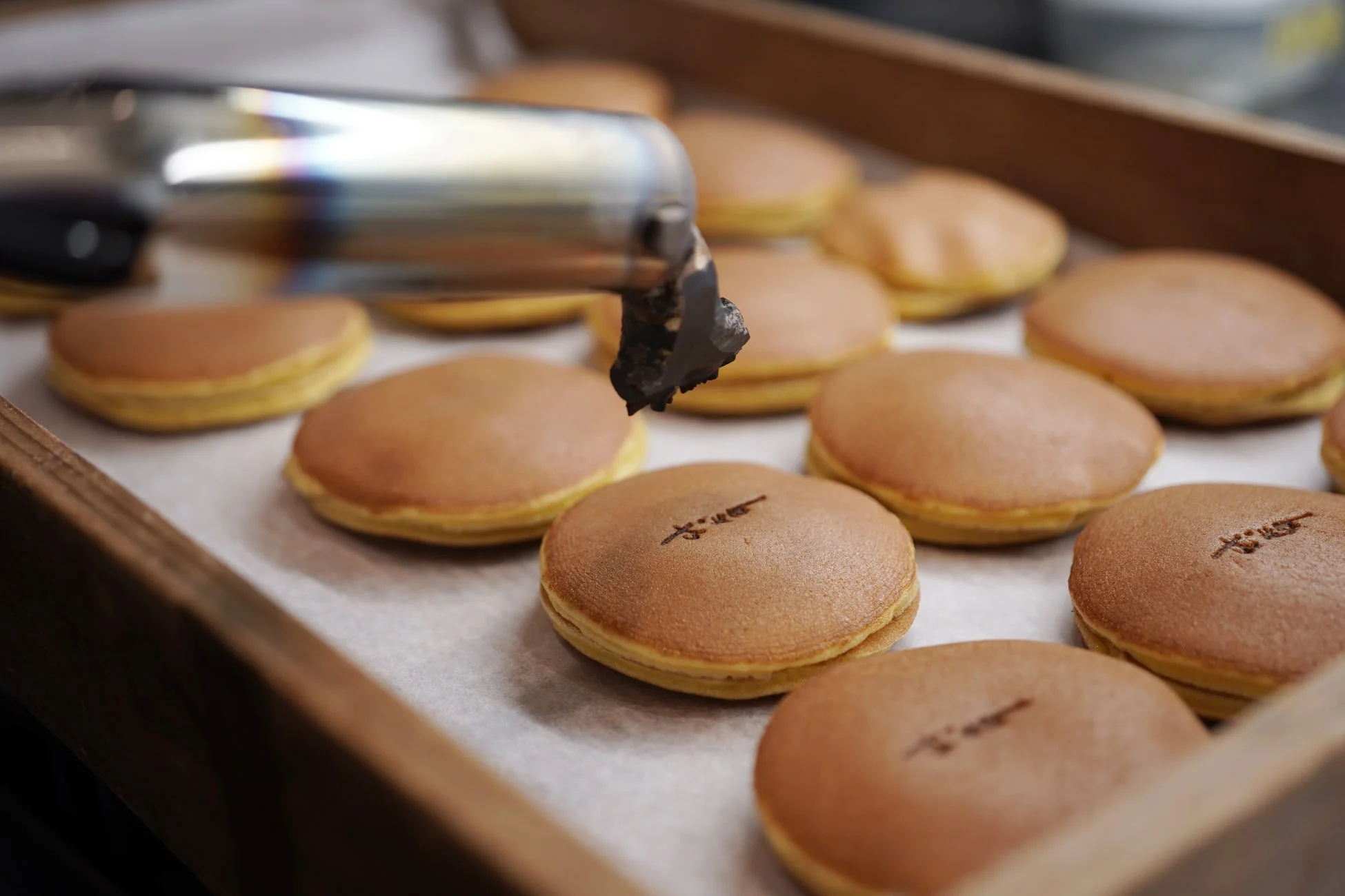 寿の焼印が押されたどら焼き