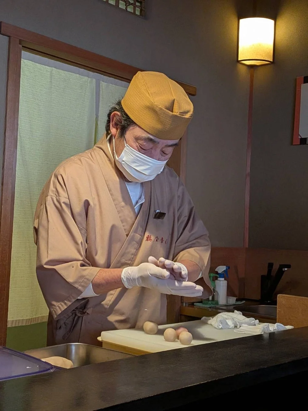 料理人,和食,調理,職人,手作業,食品,レストラン,カウンター,マスク,手袋,生地,和服