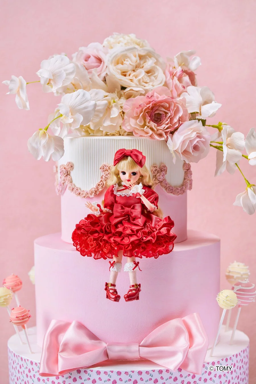 オリジナル『ストリングスリカちゃん』が多層ケーキの上に立っている様子