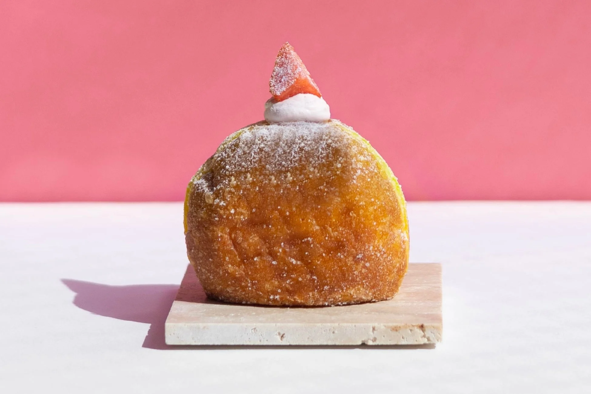 いちごクリームが乗った生ドーナツ