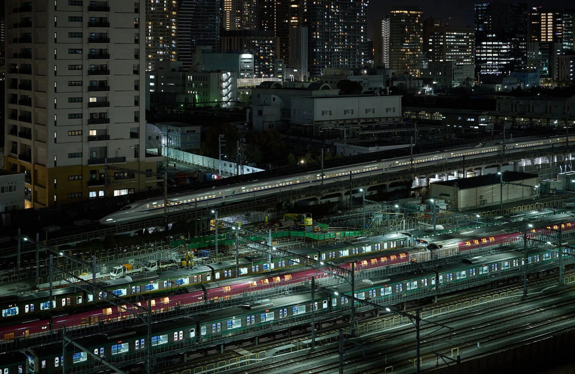 水盤と新幹線、夜景