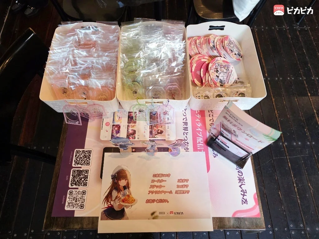 コラボグッズとメニュー展示