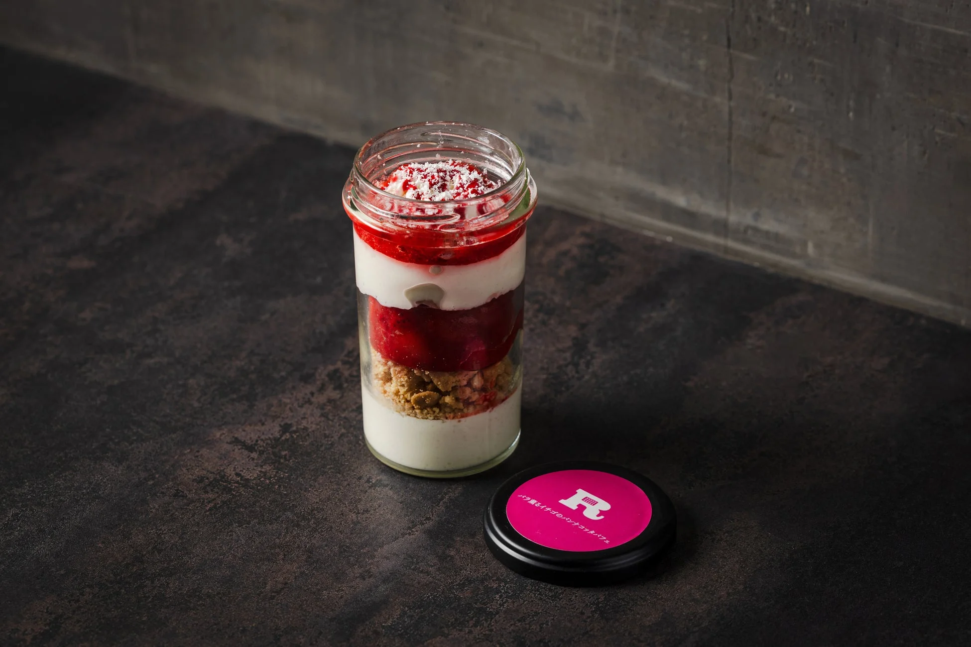 バラ薫るイチゴのパンナコッタパフェ