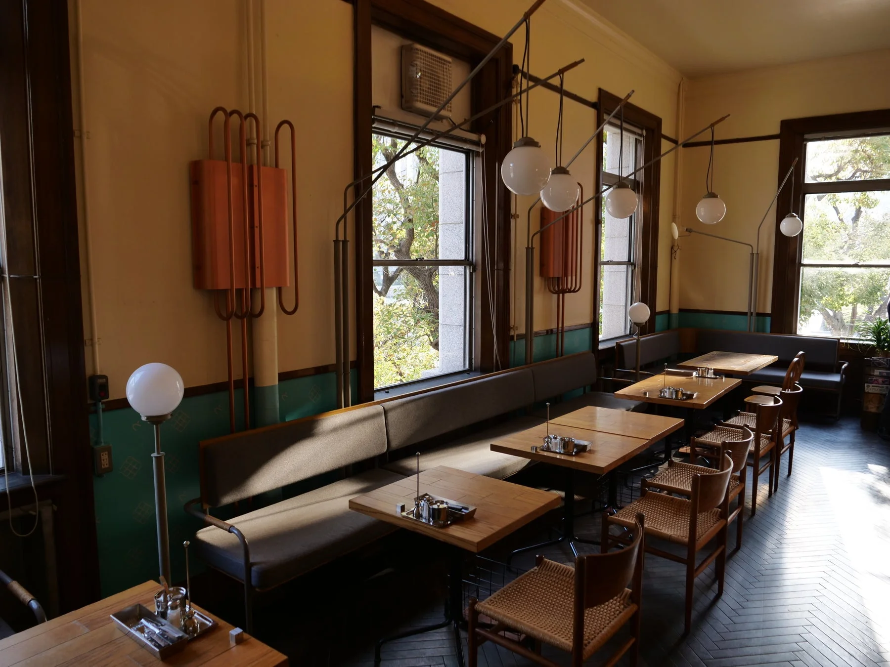 自然光がたっぷりと差し込む、窓際の席が特徴的なカフェ